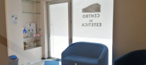 3 rooms Commercial property in Bari, Italy No. 17303 4