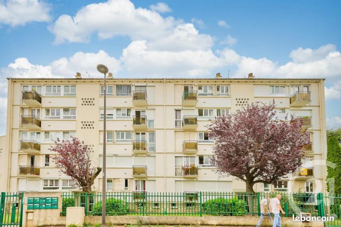 Квартира с 2 спальнями в Ле-Бурже, Франция № 310882