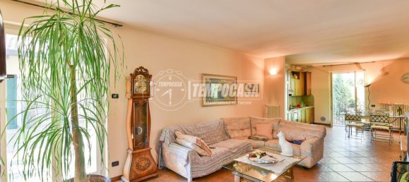 3-salle Appartement à Orsenigo, Italy No. 258063 7