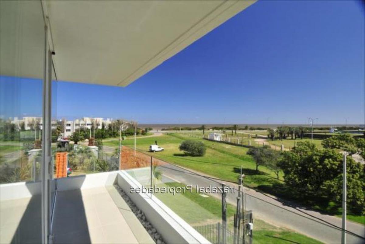 3 bedrooms Apartment in Montevideo, Uruguay No. 8503