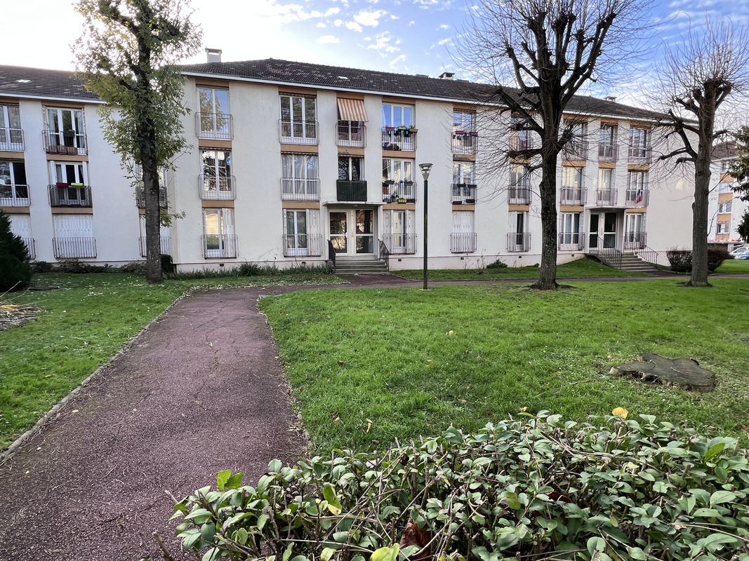 Apartamento de 2 dormitorios en Ezanville, France No. 163367