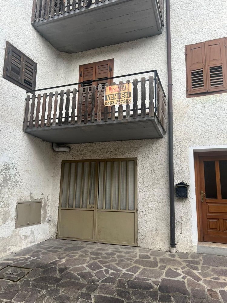 Casa de 10 habitaciónes en Malé, Italy No. 277374