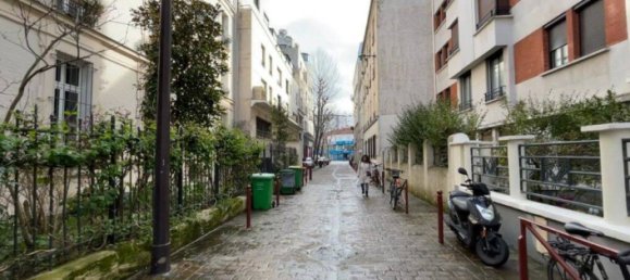 Studio in Paris, France No. 187965 11