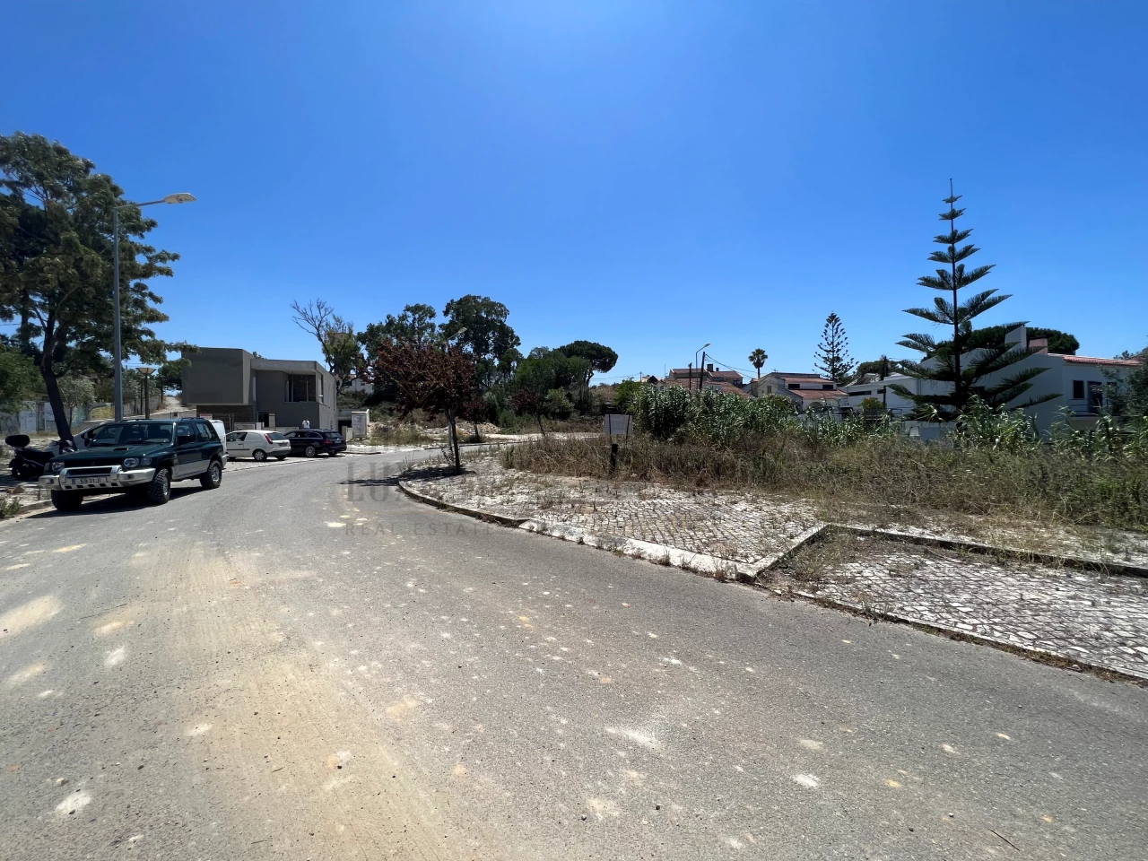1472m² Land in Almada, Portugal No. 109179