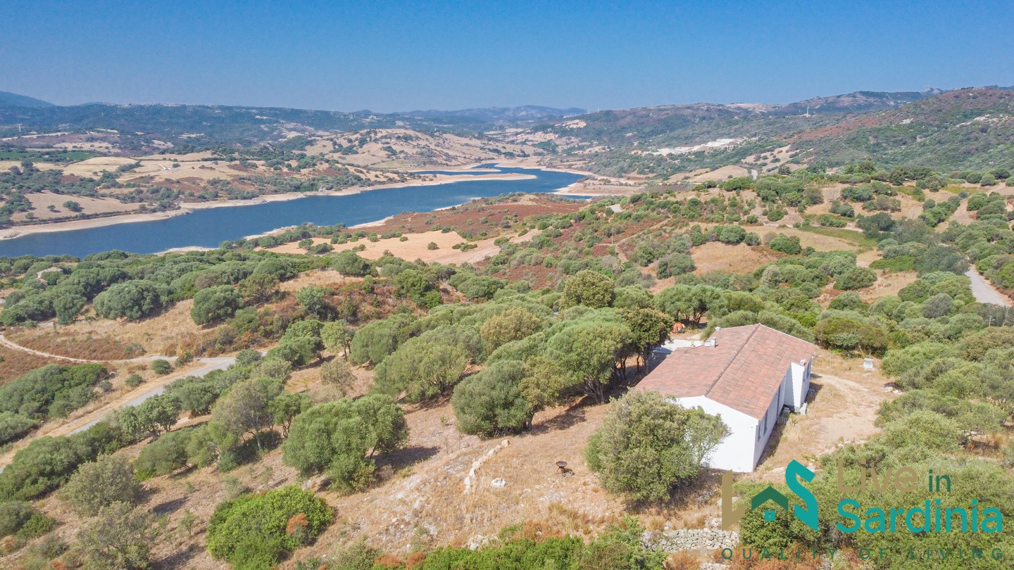 Дом с 4 спальнями в Лурас, Италия № 340771