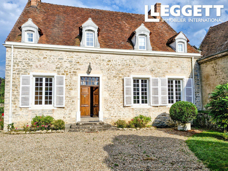  Castillos de 5 dormitorios en Genelard, France No. 196165