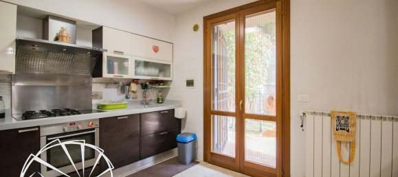 4 rooms House in Poggio a Caiano, Italy No. 19265 9