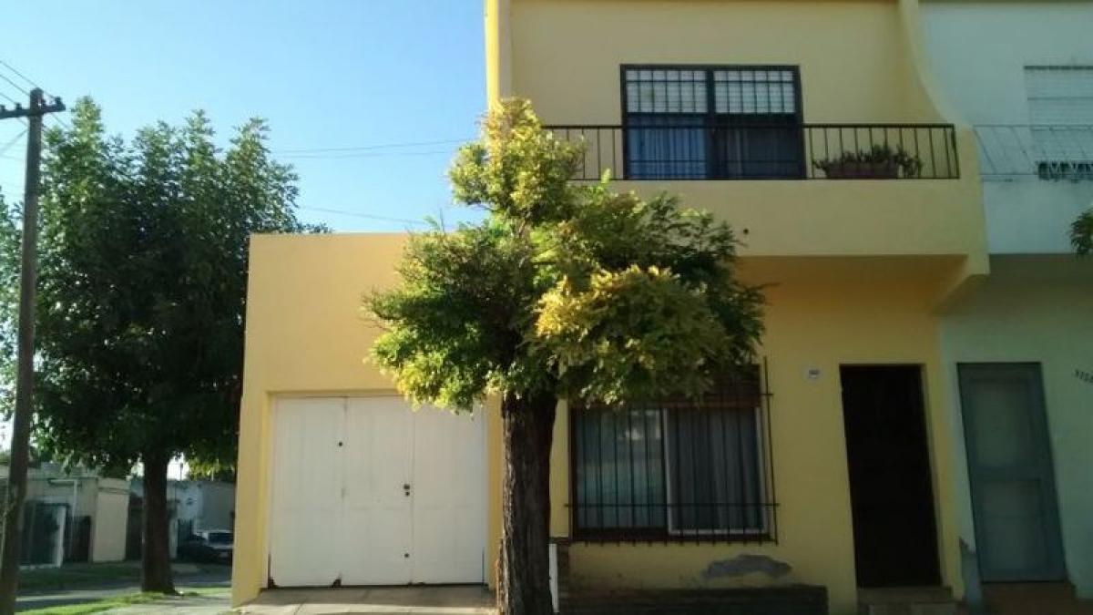 2 bedrooms House in Moron, Argentina No. 77085