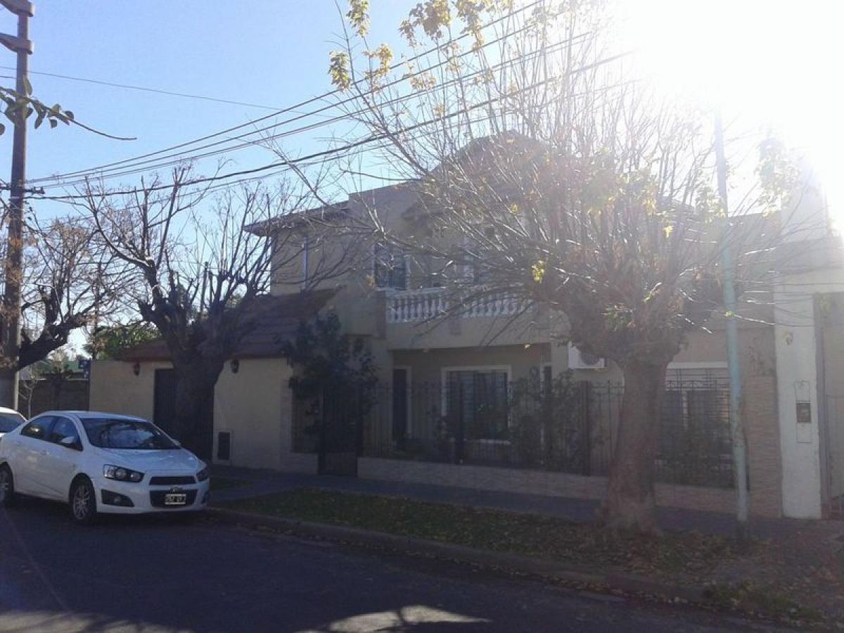 5 bedrooms House in Moron, Argentina No. 18654