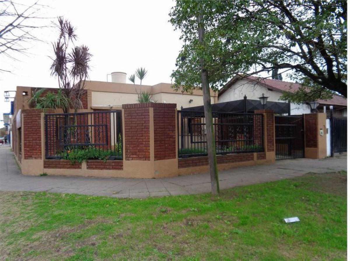 Casa de 2 dormitorios en Almirante Brown, Argentina No. 73539