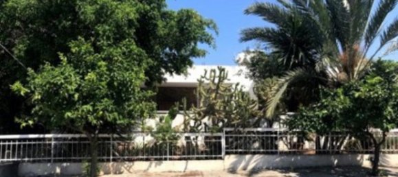 3 bedrooms Villa in Limassol, Cyprus No. 1971 2