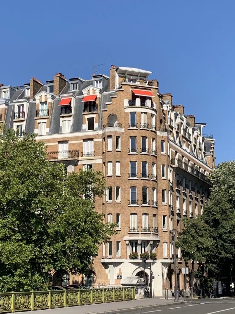 4 bedrooms Apartment in Paris, France No. 293276