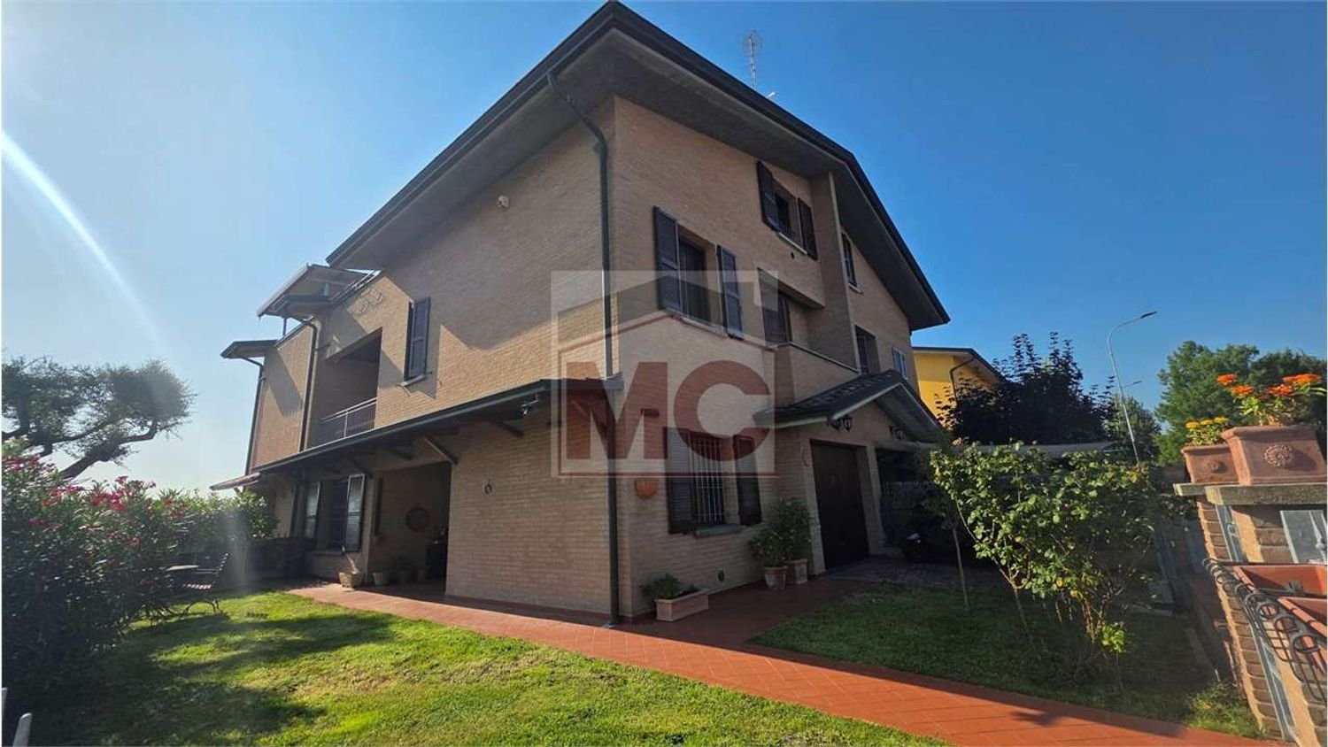 Дом с 6 комнатами в Рубьера, Италия № 265994