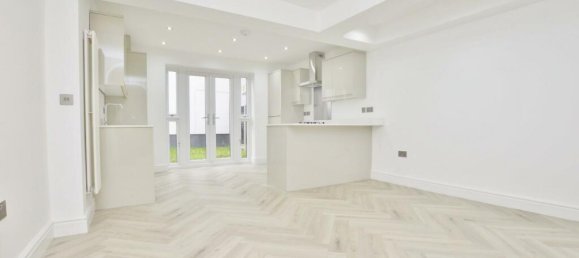 2 bedrooms Apartment in London, United Kingdom No. 12465 4