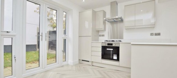 2 bedrooms Apartment in London, United Kingdom No. 12465 2