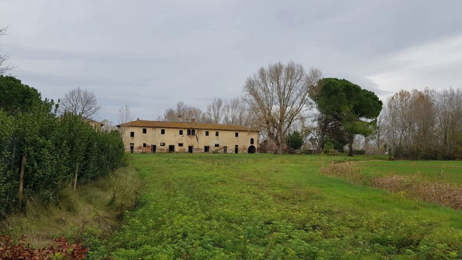 1104m² Building in Calcinaia, Italy No. 81086