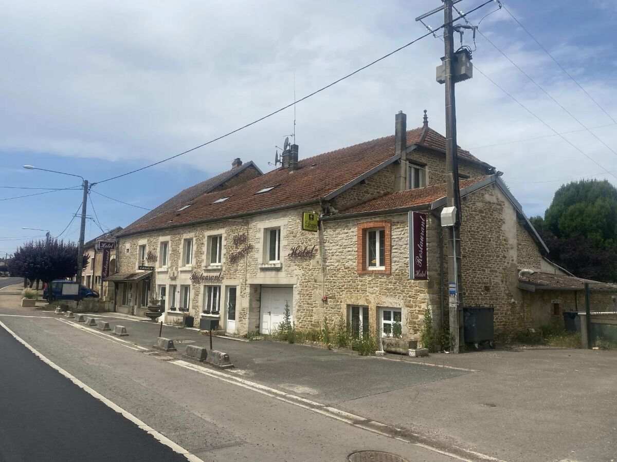 20-Zimmer Gewerbliche Immobilie in Bannes, France, Nr. 70622