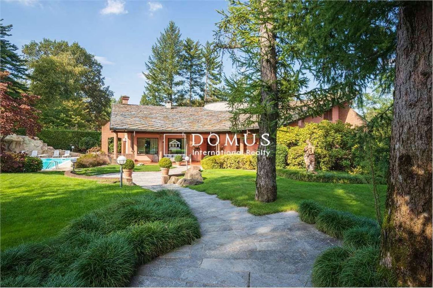 7 bedrooms Villa in Guanzate, Italy No. 333714