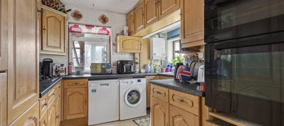 4 bedrooms House in Egham, United Kingdom No. 8629 8