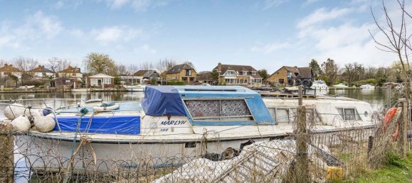 4 bedrooms House in Egham, United Kingdom No. 8629 43