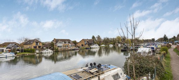 4 bedrooms House in Egham, United Kingdom No. 8629 42