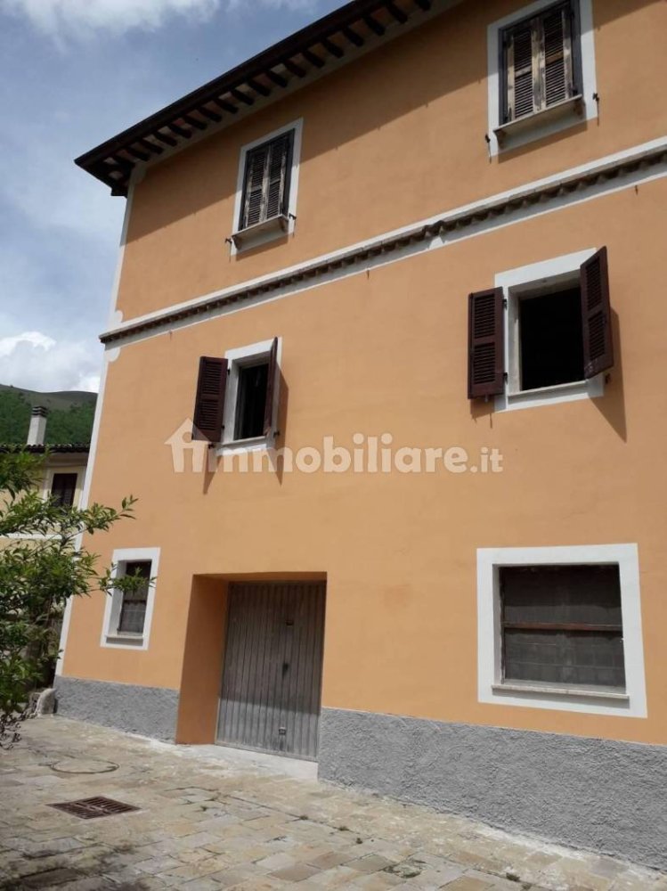 5 rooms Apartment in Pieve Torina, Italy No. 255803