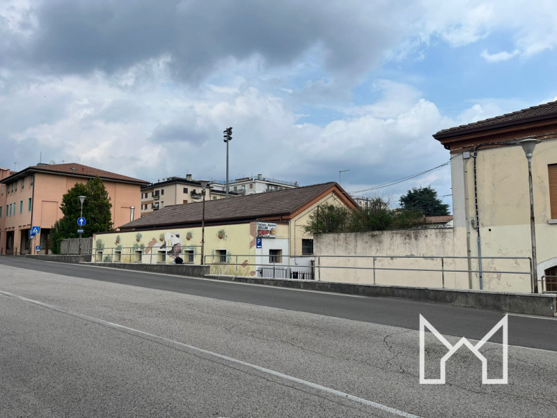 Propiedad comercial en Bassano del Grappa, Italy 200 m² No. 350326