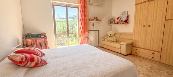 Casa de 7 habitaciónes en Bucchianico, Italy No. 36324 13