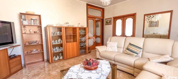 Casa de 7 habitaciónes en Bucchianico, Italy No. 36324 5