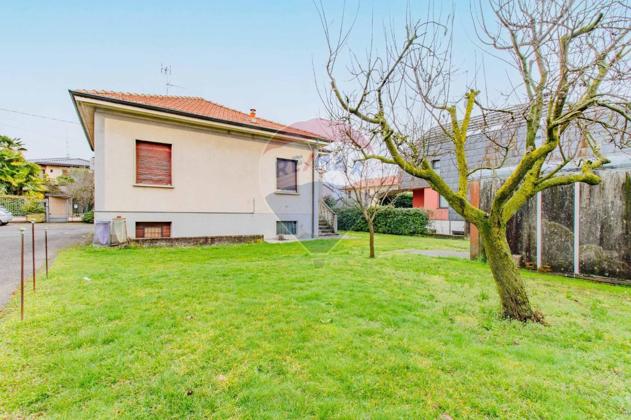 3 rooms House in Gorla Maggiore, Italy No. 15564