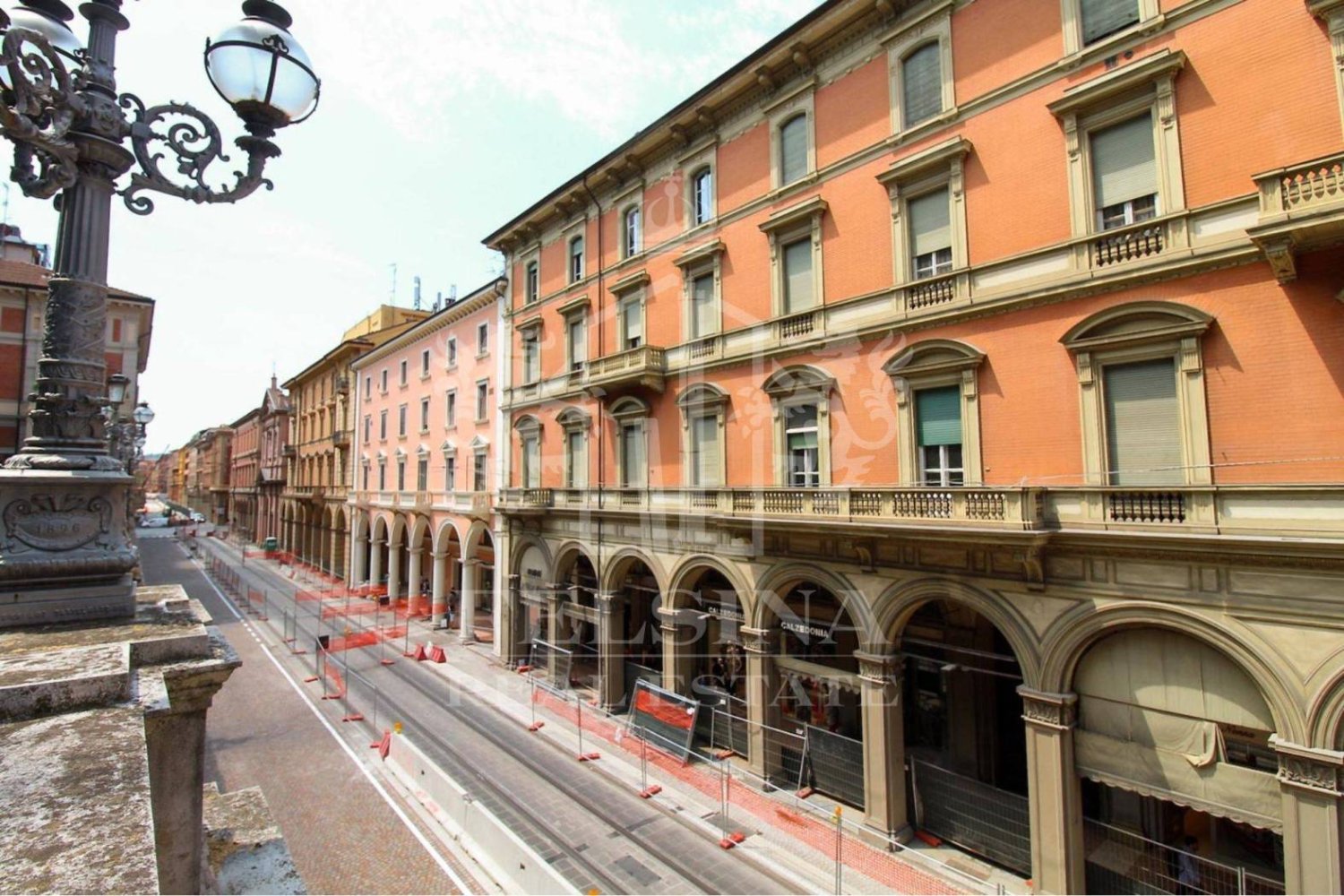 Oficina de 4 habitaciónes en Bologna, Italy No. 340284