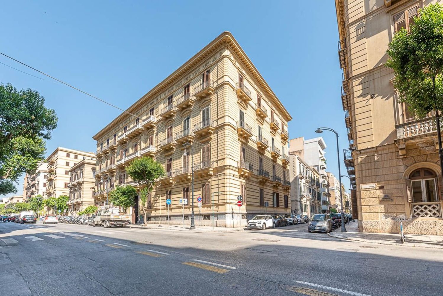 6 rooms Apartment in Palermo, Italy No. 257743