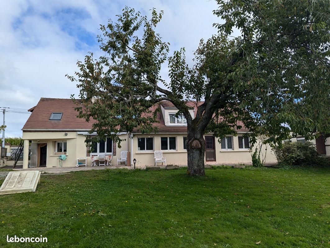 4 Schlafzimmer Schlösser in La Loupe, France, Nr. 80748