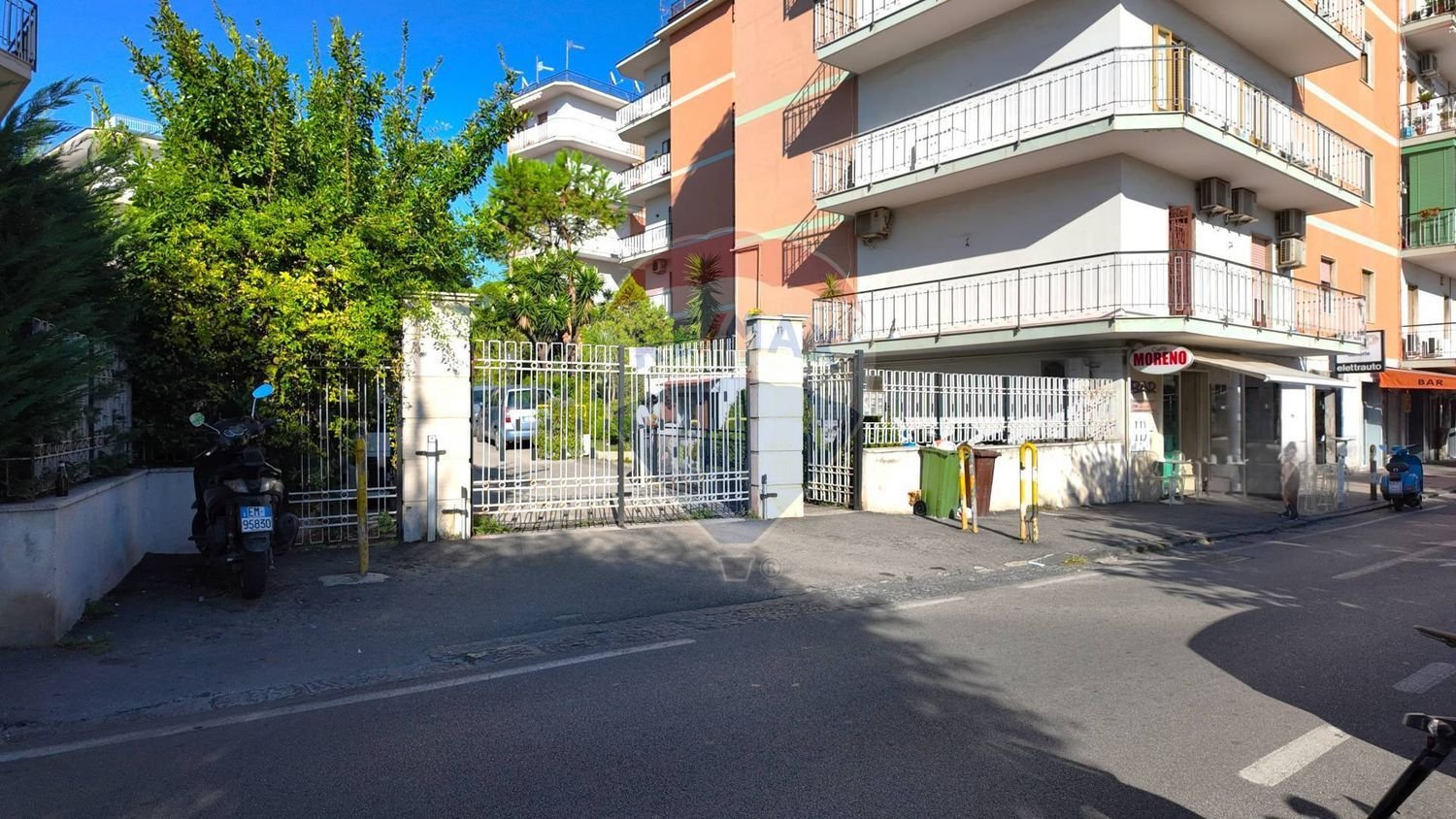 89m² Office in Torre del Greco, Italy No. 381393