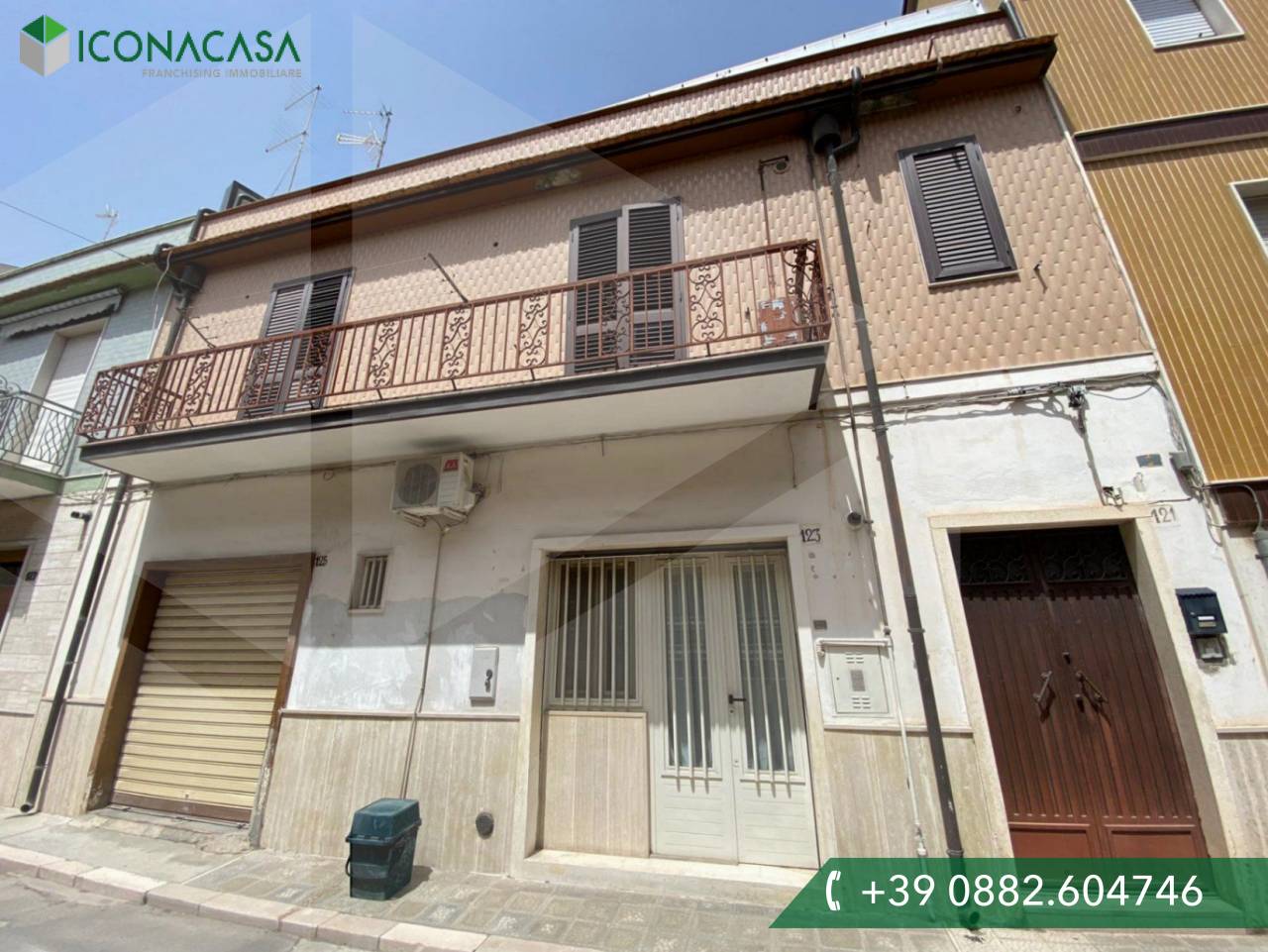 Casa de 8 habitaciónes en San Severo, Italy No. 18853