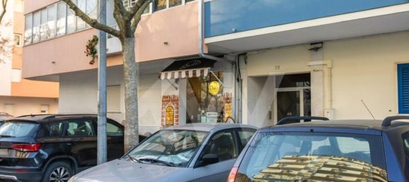 44m² Commercial property in Costa da Caparica, Portugal No. 64754 22