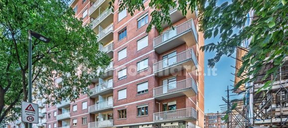 2 bedrooms Apartment in Turin, Italy No. 318428 2