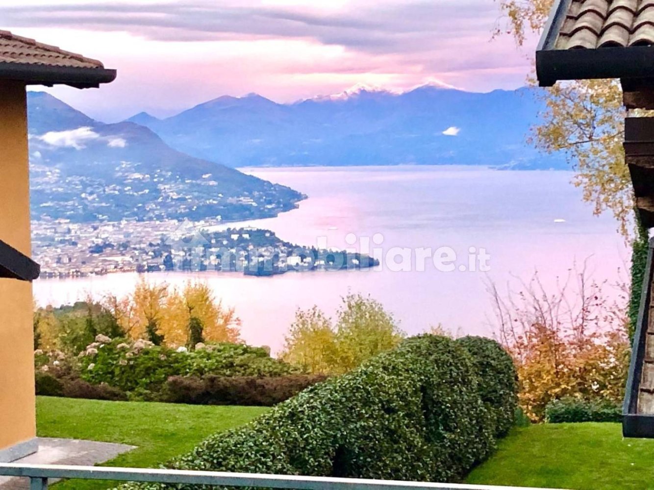 2 bedrooms Villa in Stresa, Italy No. 256479