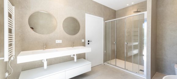 5 bedrooms Commercial property in Nice, France No. 1831 9