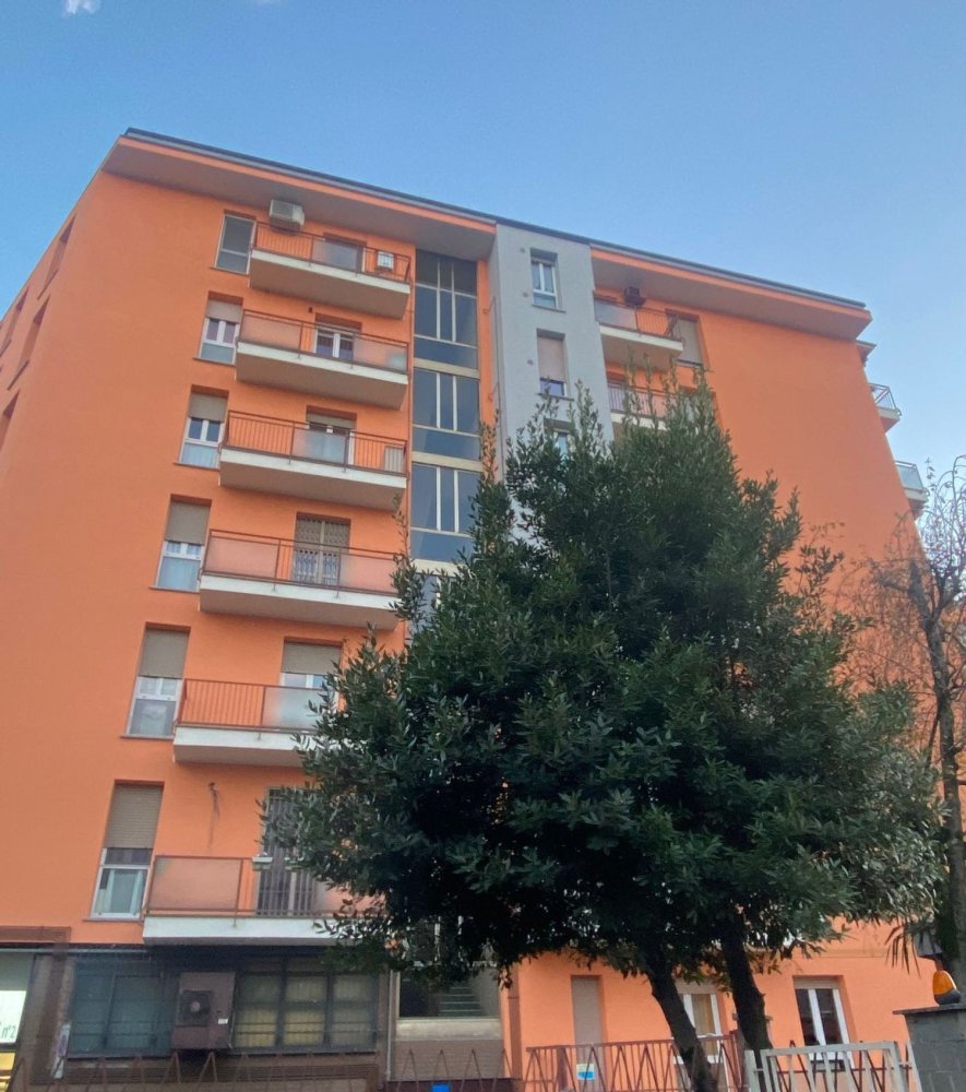 3-salle Appartement à Monza, Italy No. 55346