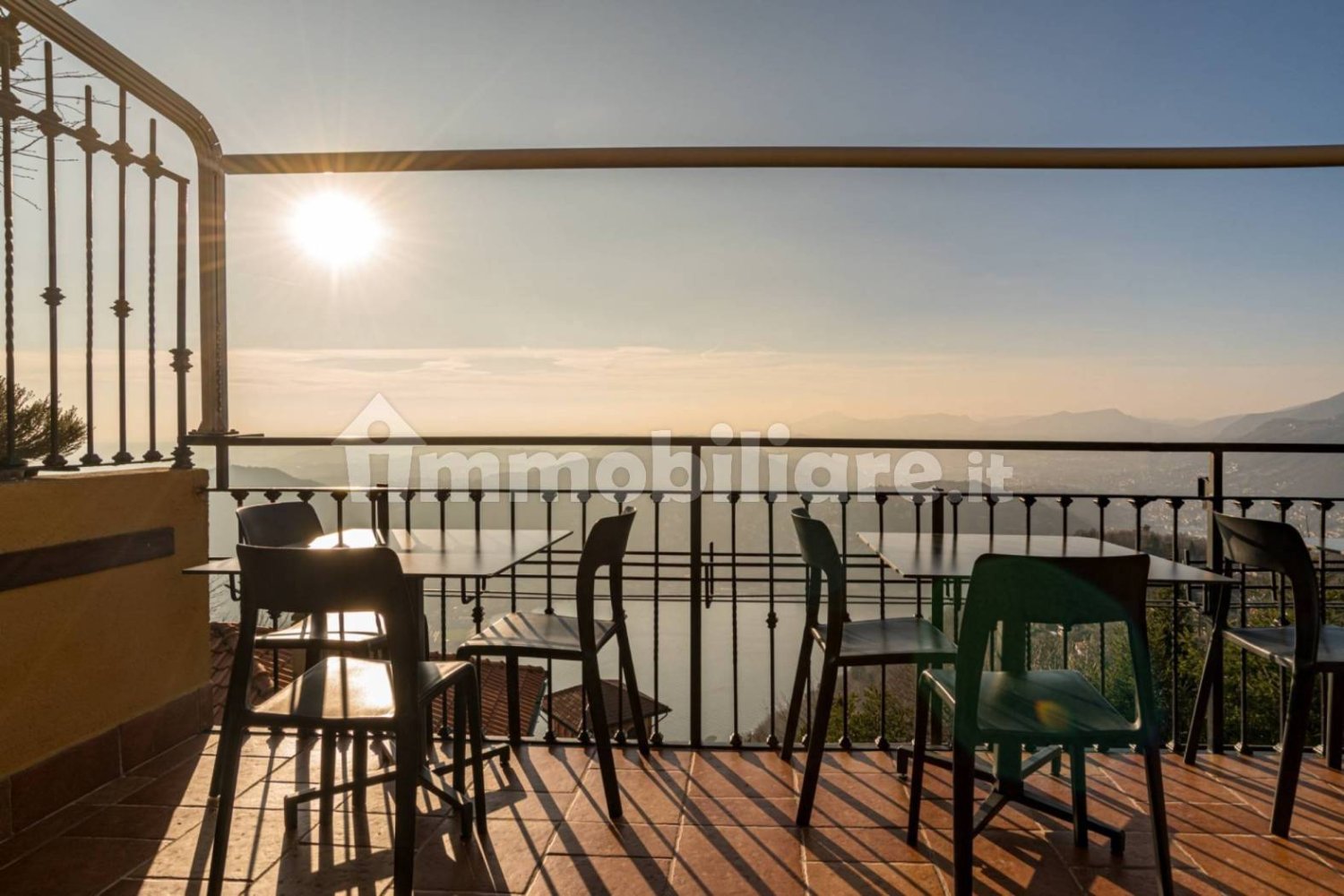 200m² Commercial property in Brunate, Italy No. 184399