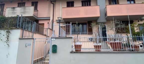 Дом с 5 комнатами в Сполето, Италия № 154091 2