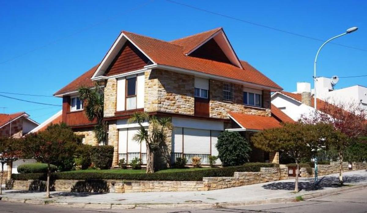 5 bedrooms House in Mar del Plata, Argentina No. 72420