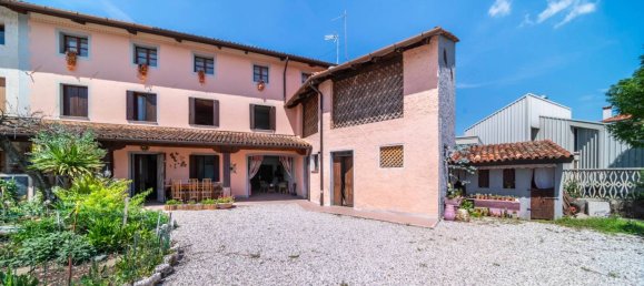 3 bedrooms House in Udine, Italy No. 285353 2