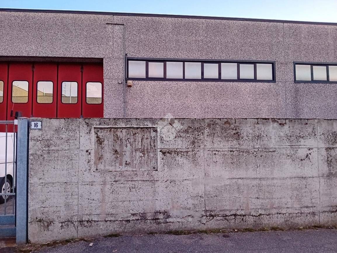 Склад 495м² в Бовизио Машаго, Италия № 119453