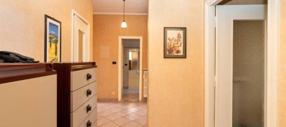 3-salle Appartement à Turin, Italy No. 32889 8