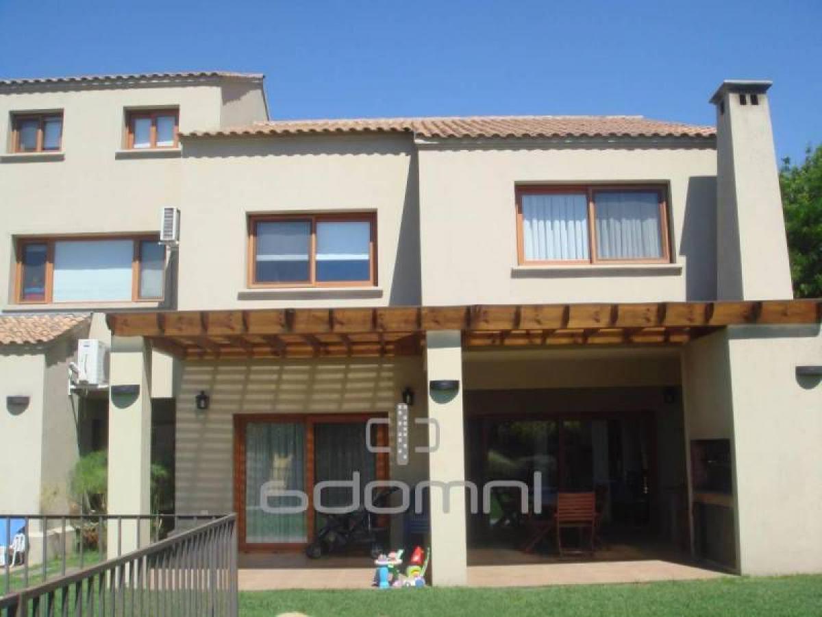 Casa de 4 dormitorios en Pilar, Argentina No. 12383