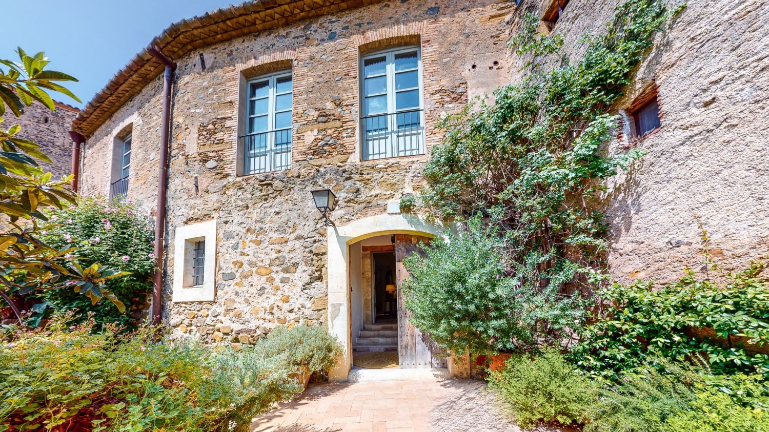 4 bedrooms Townhouse in Girona, Spain No. 201007