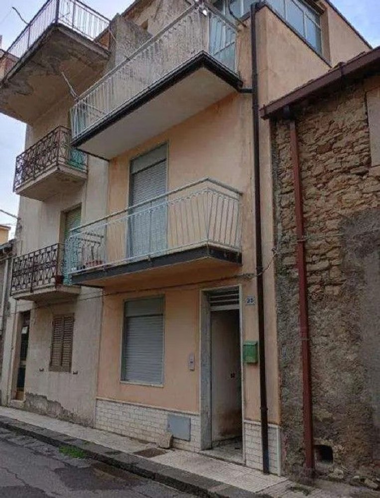 Casa de 4 habitaciónes en Montalbano Elicona, Italy No. 37995