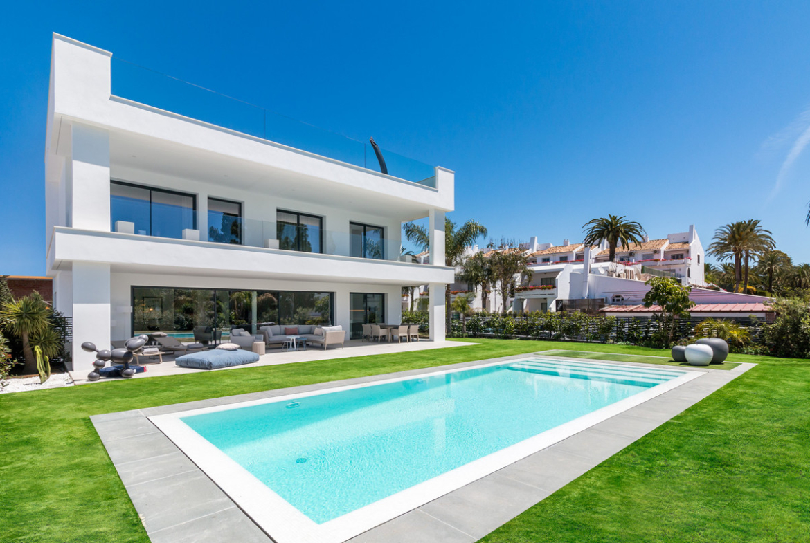 4 bedrooms Villa in Marbella, Spain No. 123818